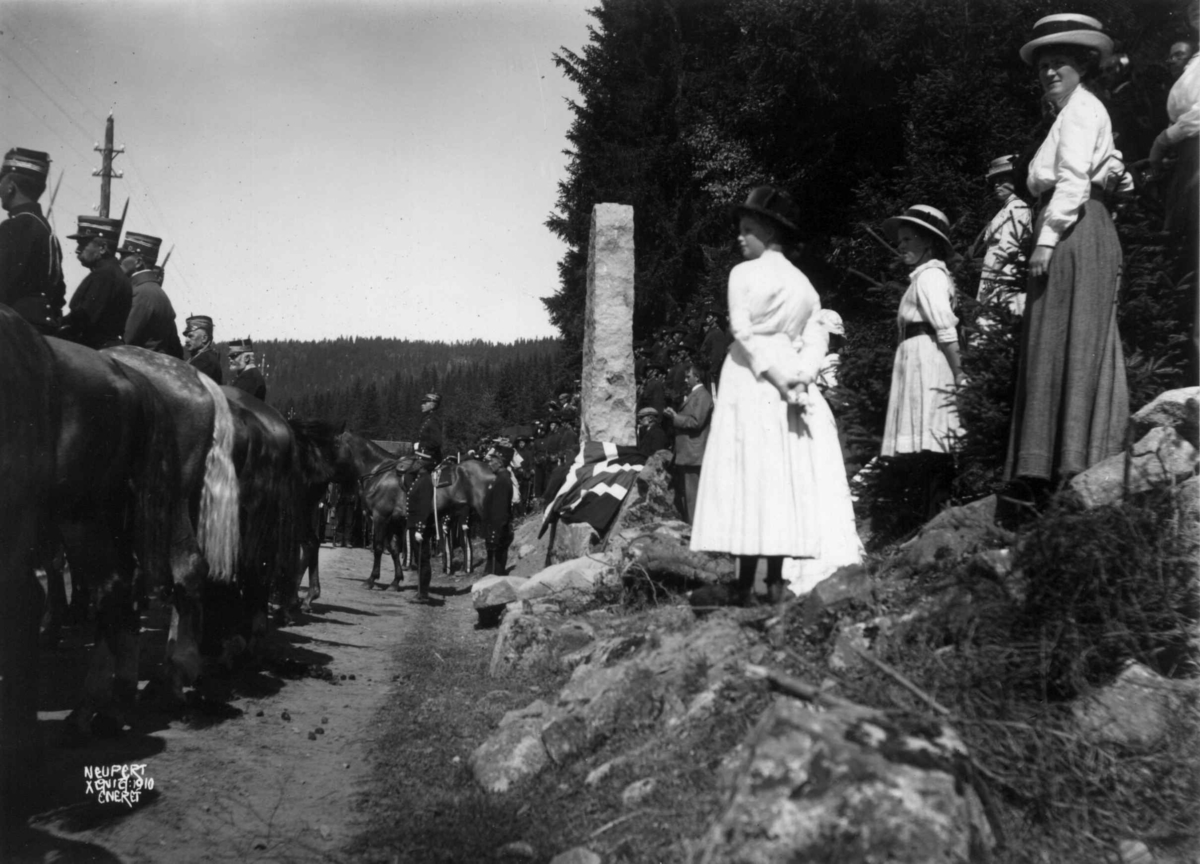 Hakadal, Nittedal, Akershus. Feltmanøver 1910. Menn til hest. Publikum. 