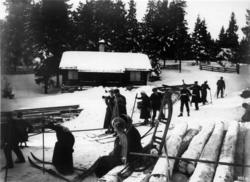 Frognerseteren, Oslo. 1908-1910. Skiløpere og akende. Tømmer
