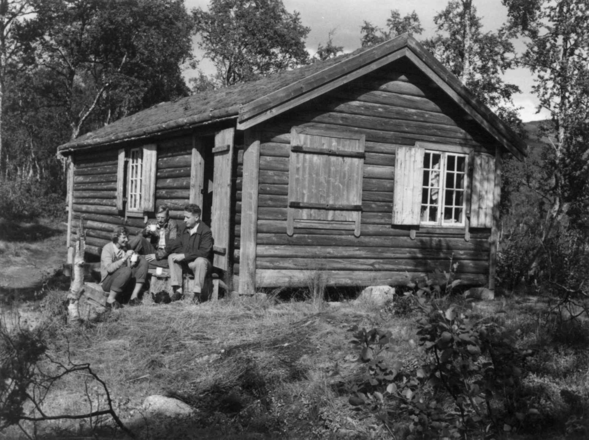 Lappefogd Ornes hytte i Storviken. Fürst, Borgen og Nesheim sitter på trappen, 1956.