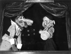 Kirsten Langbo underholder med dukketeater på Norsk Folkemus