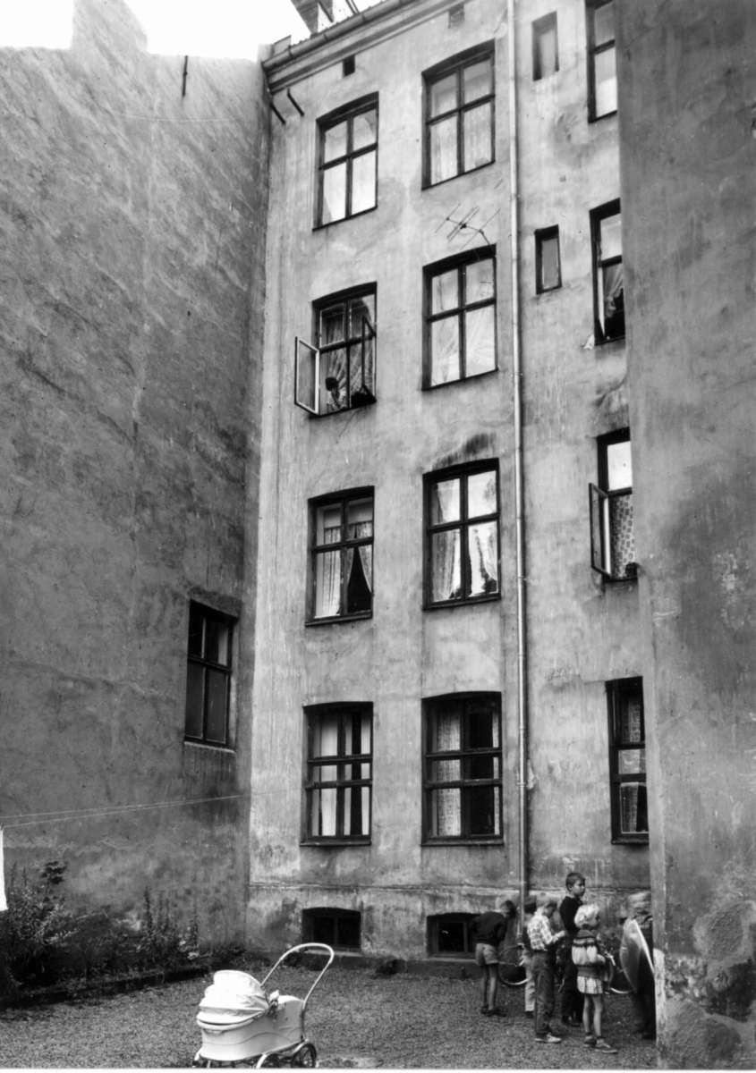 Falsens gate 24, Oslo 1961. Bakgård med barnevogn og barn.
