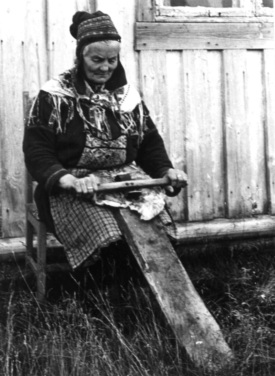 Susanna Kemi skraper kjøttsiden av skalleskinn med jiek'ko. Masi 1967.
