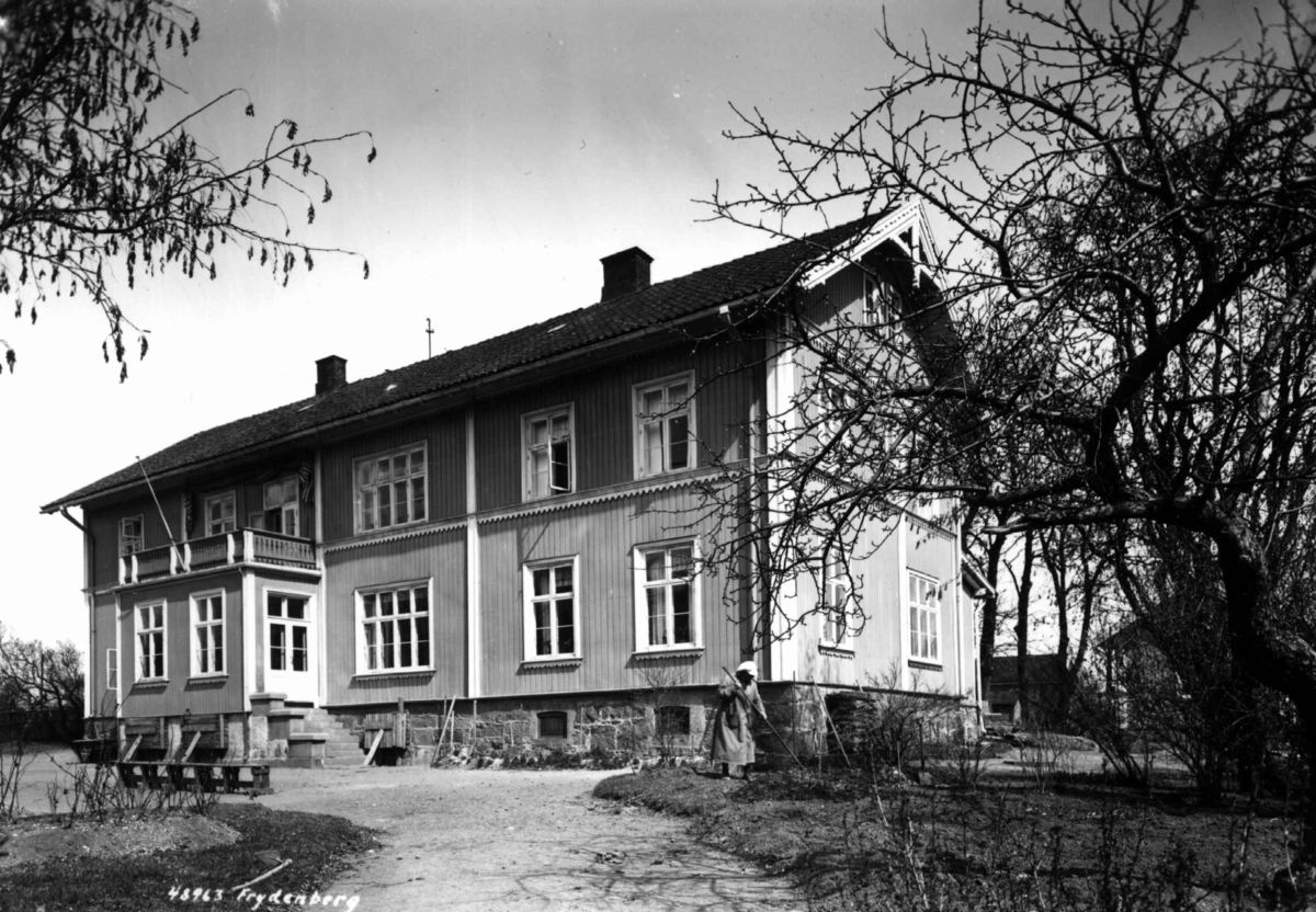Frydenberg gård, Oslo, Østre Aker. Våningshuset, kvinne raker.