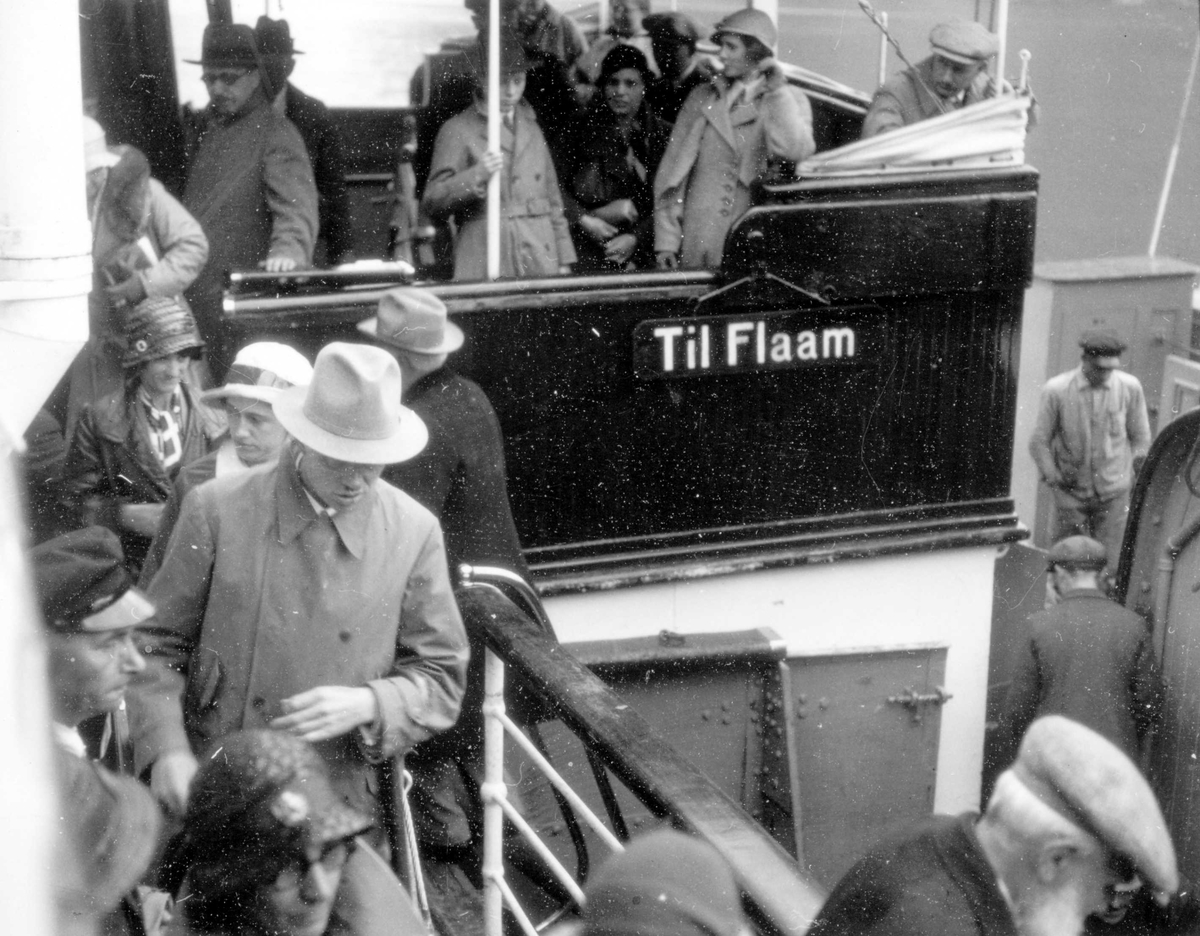 Passasjerer om bord på båten til Flaam.