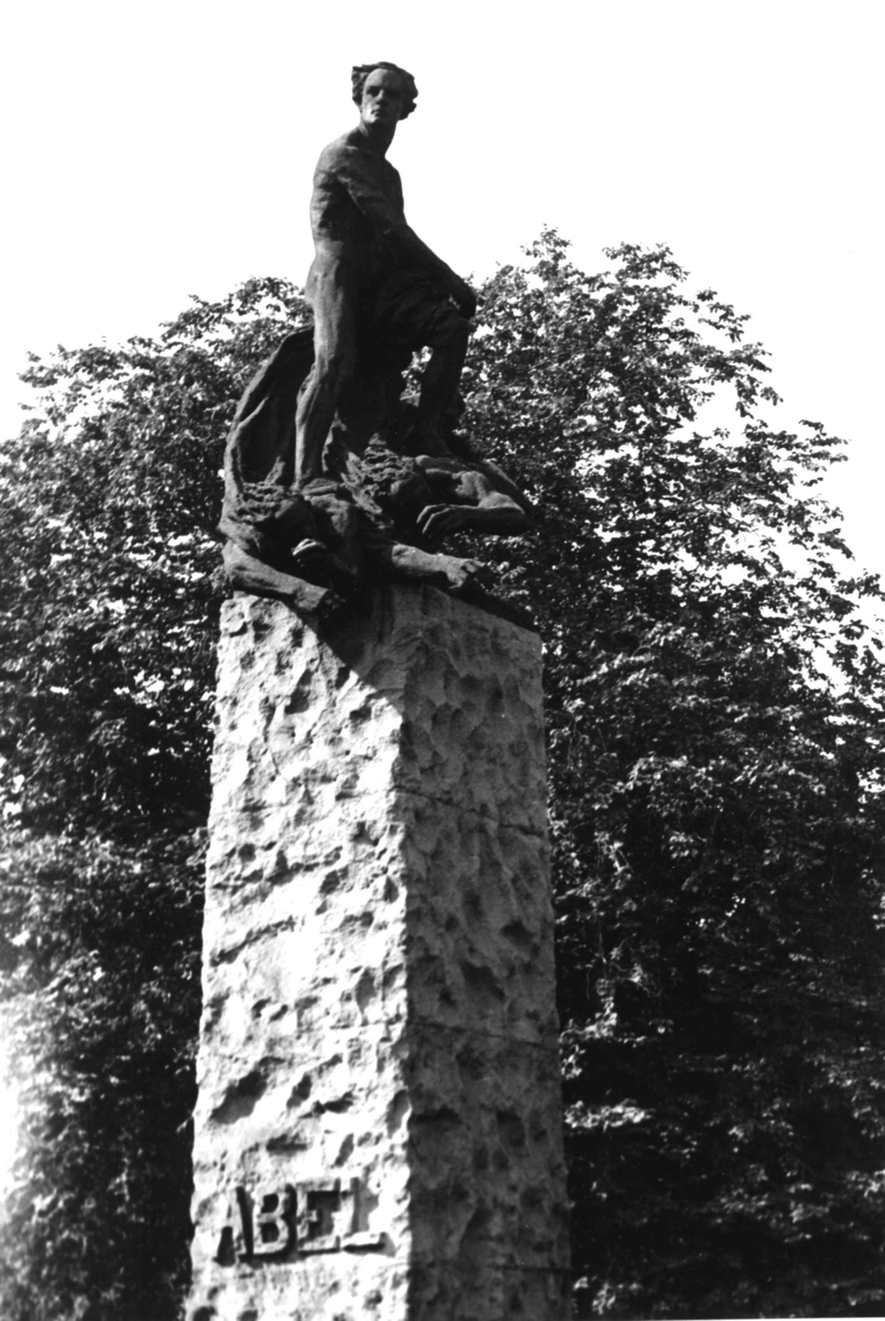 Abel-monumentet, minnesmerke over matematikeren Niels Henrik Abel, laget av Gustav Vigeland i Slottparken.