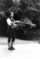 Arkitekt Leif Løchen med en lur. Muligens fra Nordisk folked