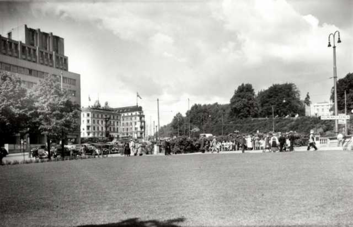 Studenterlunden, Oslo 1939. Parken med mennesker med Torstedbygget, Glitnegården og slottet i bakgrunnen.