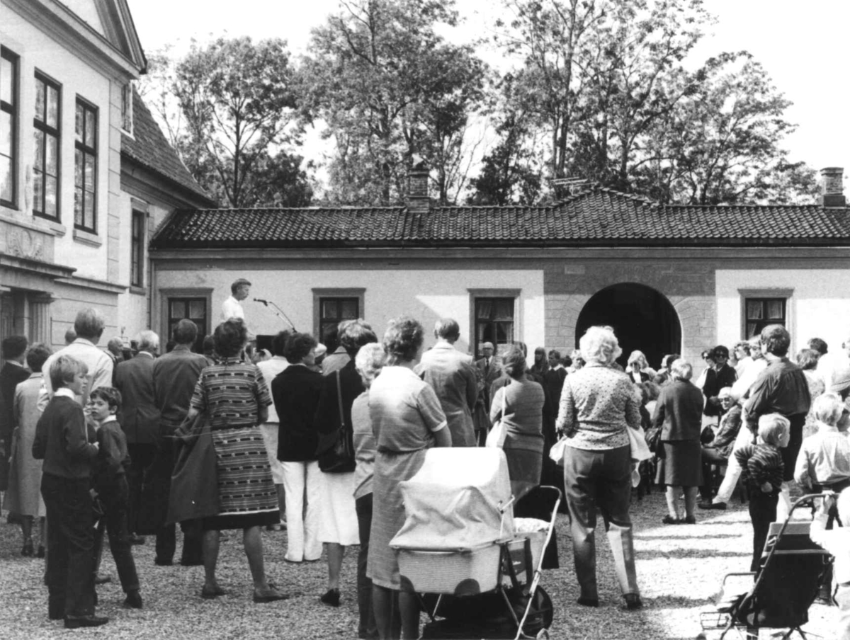 Oslodagene, 28.8.1982. På gårdsplassen på Bogstad, mens talene holdes. På talerstolen formann i bydelsutvalget.