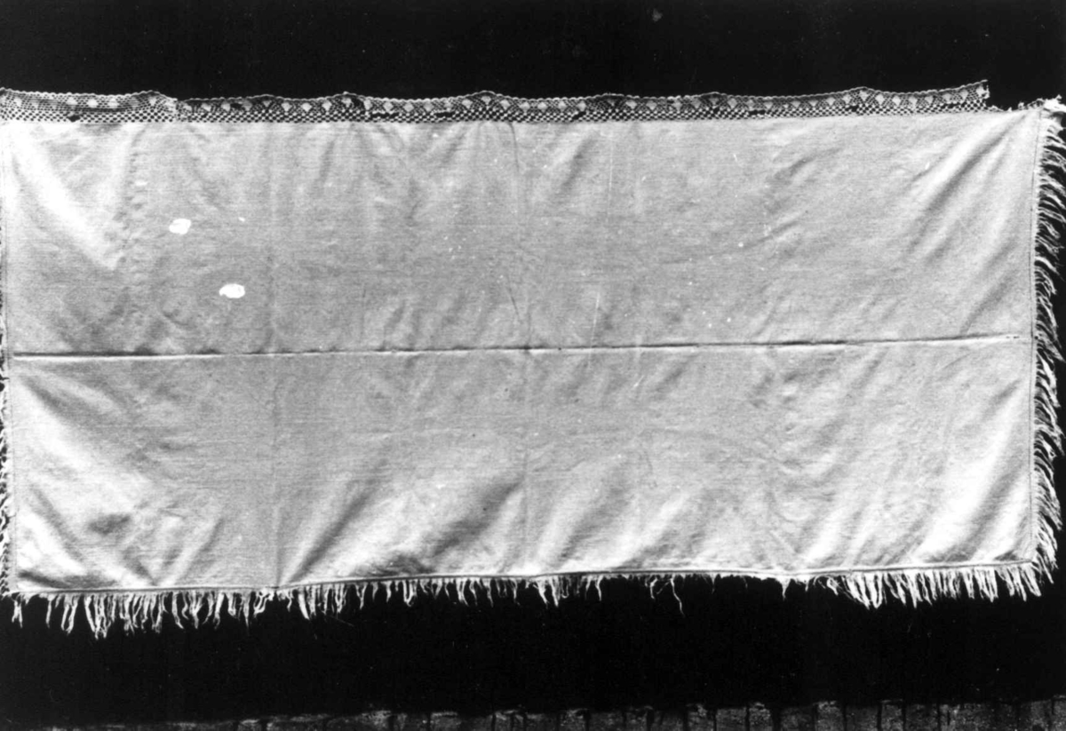 Duk av bommull med blondekant og frynser. Bjelland, Marnardal, Vest-Agder 1940.