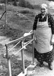 Odnes Land, Oppland 1938. Petra Hagen står ved båndvev.