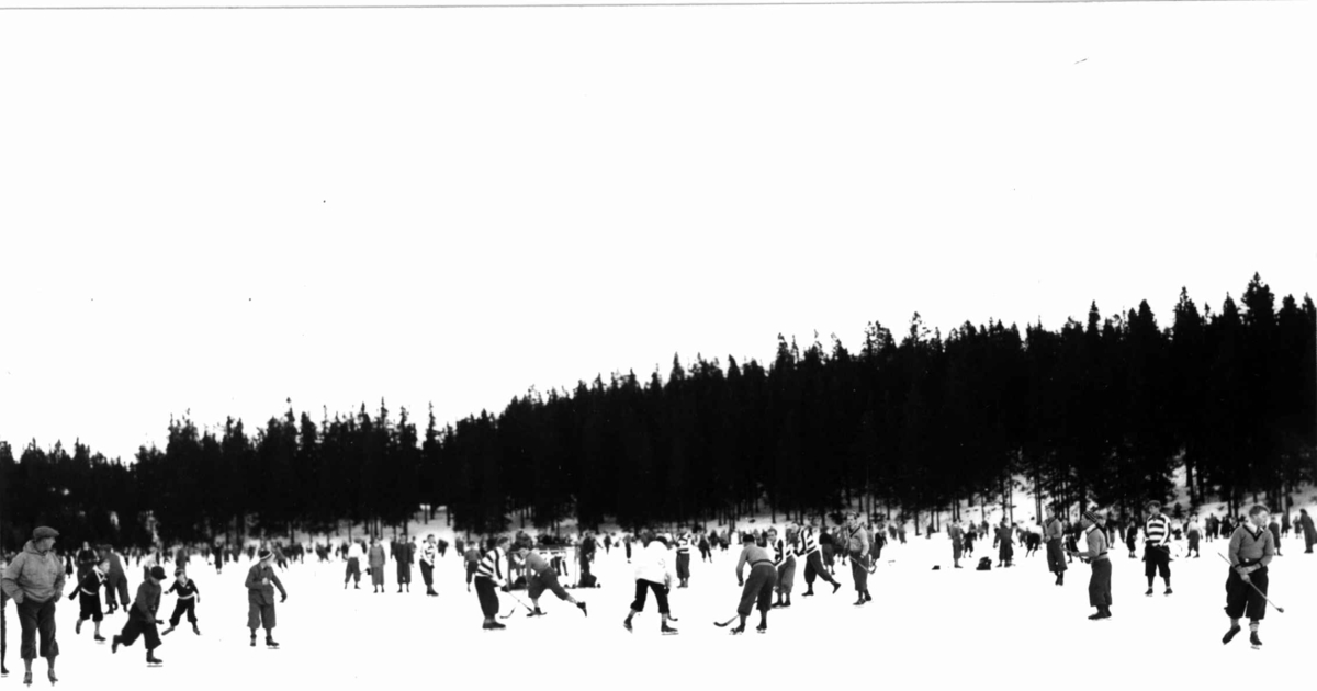 Tryvann skøytebane, Oslo. 1934. Skøyteløpere i sving på isen.