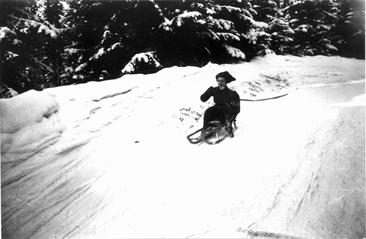 Aking, Oslo. Før 1923. Kvinne i fart.