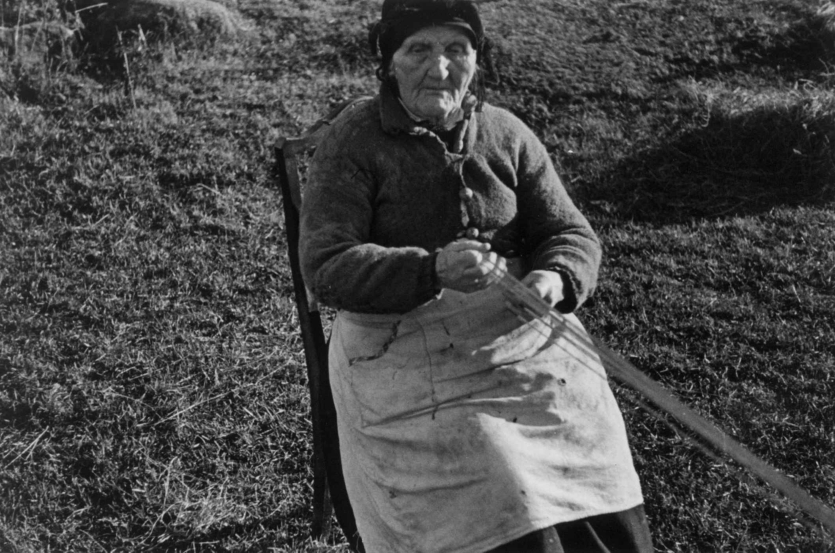 Bondekone Kristi Espeli lager snor til å ha nederst på stakk og kjoler. Åseral, Vest-Agder 1943.