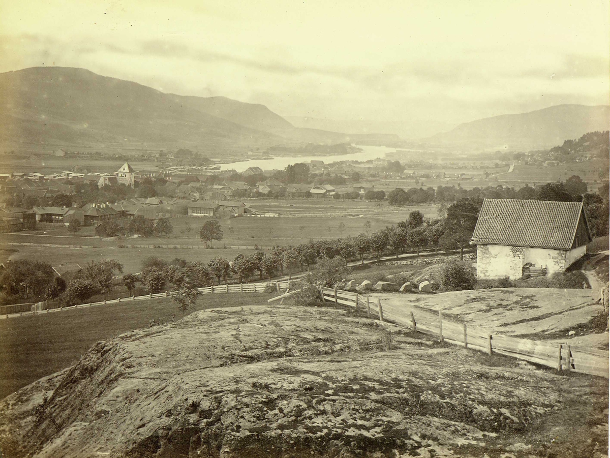 Landskap, Drammen, Buskerud, utsyn over område med bebyggelse og kirke.
Fra serie norske landskapsfotografier tatt av den engelske fotografen Henry Rosling (1828-1911).