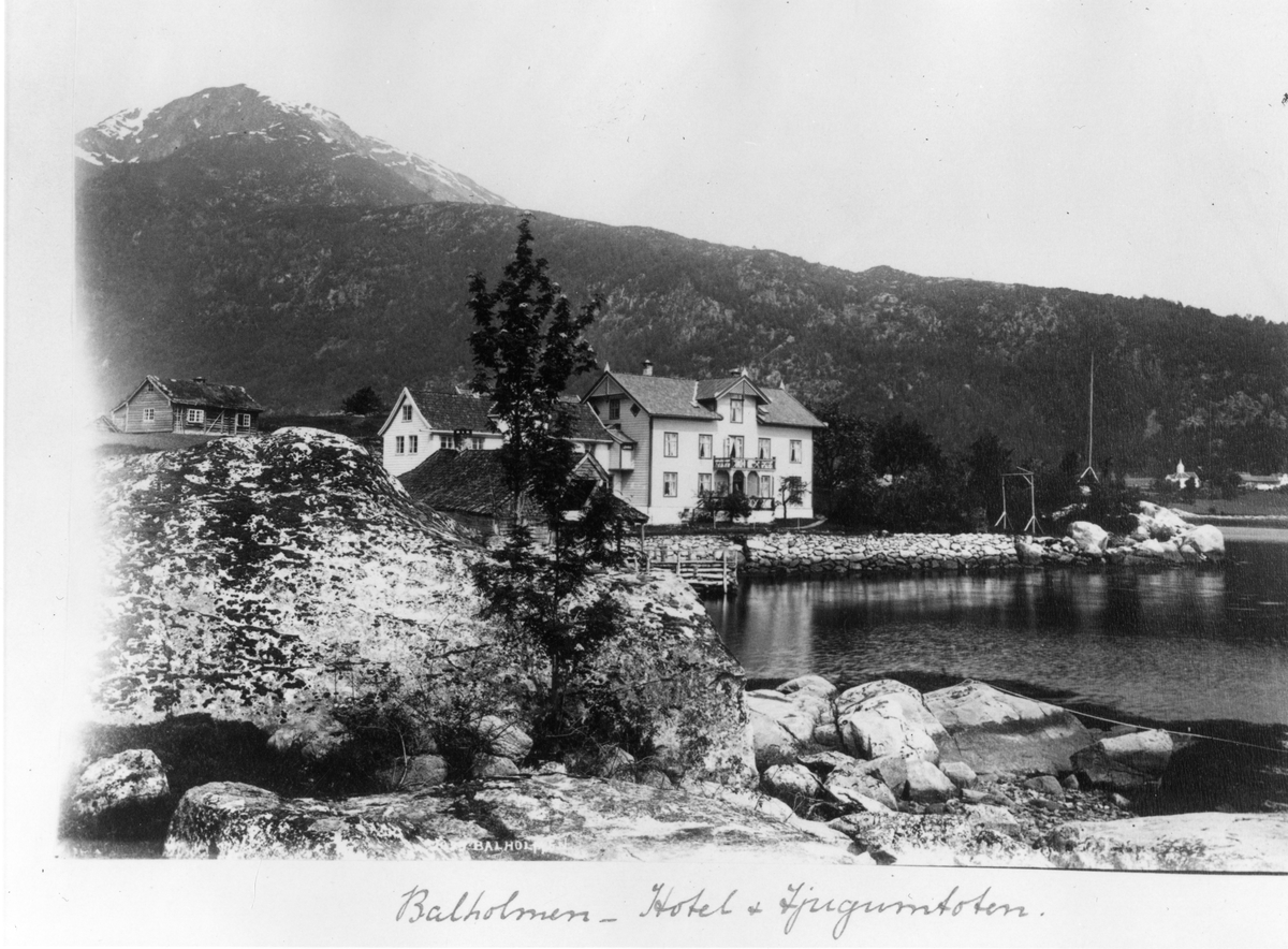 Fra reisealbum, 1880-90-tallet, avfotografert montert fotografi fra Balholm, Balestrand, Sogn og Fjordane. Trehotell nær sjøen. Tjugum er sogn i Balestrand.