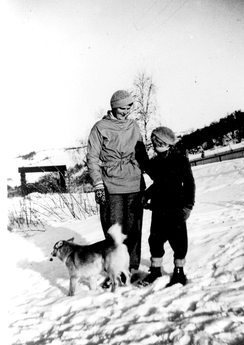 Mor og datter i skidrakt, på pensjonatferie på gården Vaaler i Østre  Gausdal, Oppland februar 1934. 
Fra Jorunn Fossbergs familiealbum.
