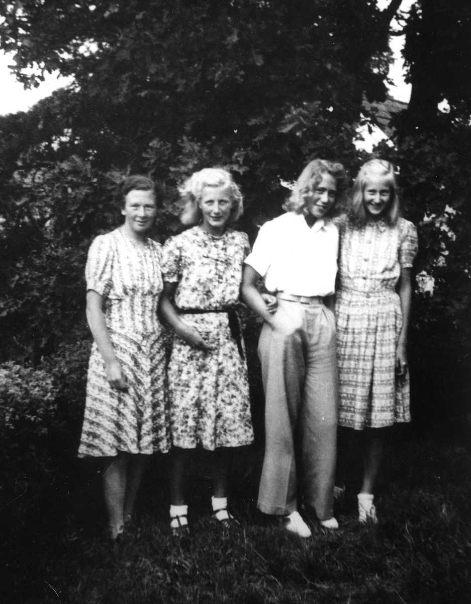 Fire kusiner i hage. Jorunn Fossberg til høyre i sommerhusets hage på Nærsnes i Røyken, Buskerud i 1941.  
Fra Jorunn Fossbergs private fotoalbum.