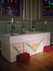 Sarpsborg kirke. 1.juledag, 25.12.2007. Alter med lysestaker