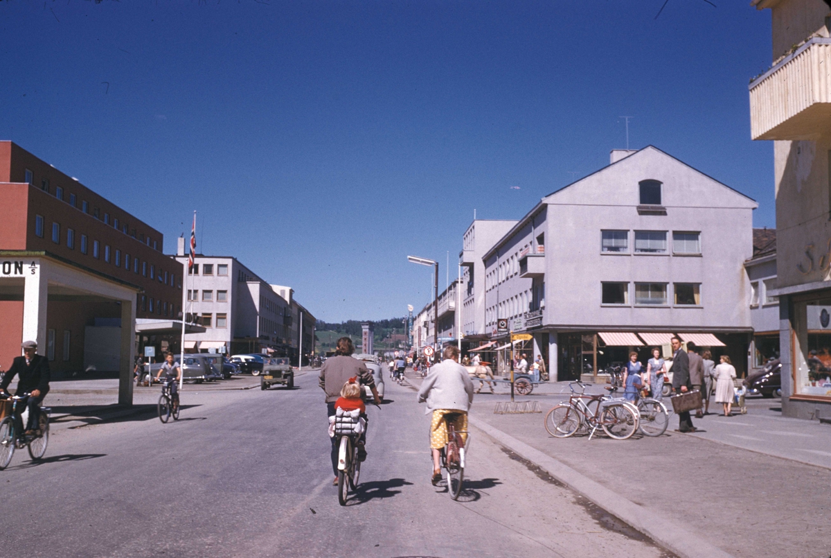 Steinkjer i Nord-Trøndelag. Bygate og bebyggelse. Syklister.