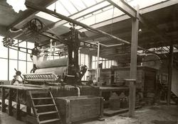 Produksjonslokale ved A/S Joh. Petersens Linvarefabrik. Mann