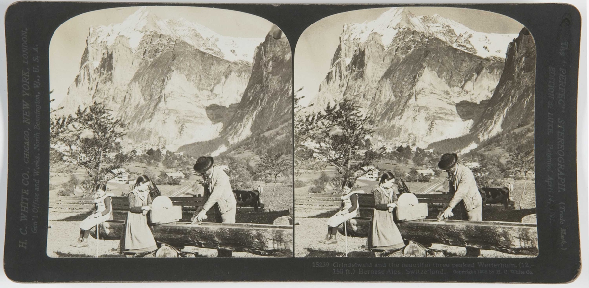 Stereoskopi. Mann og to piker ved vannrenne  i Grindelwald i Berner alpene, Sveits. Wetterhorn i bakgrunnen.