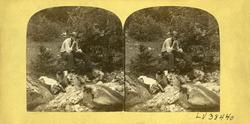 Stereoskopi. Friluftsliv, mann som raster ved bekk, ukjent s