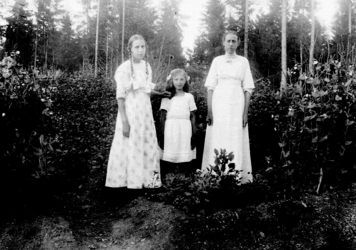 To søstre og en kusine på tomta i Ringstadbekkveien.