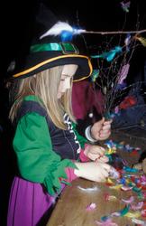 Feiring av fastelavn på Norsk Folkemuseum. Barna lager faste