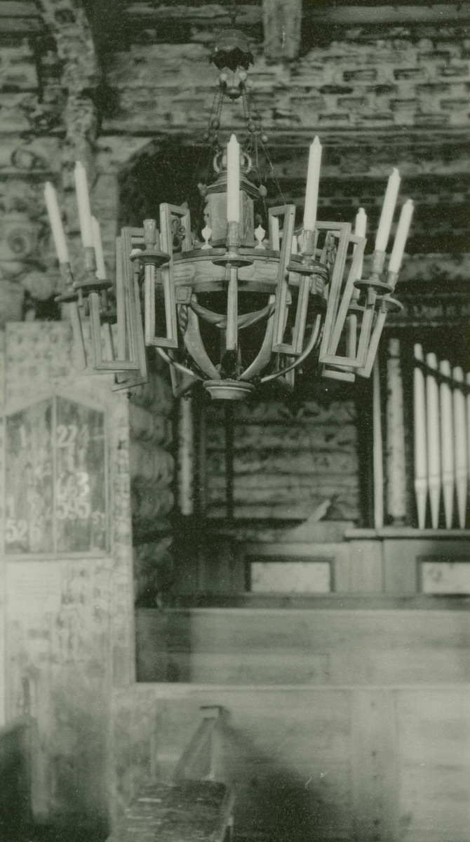Lysekrone i tre, Lyngdal kirke, Flesberg, Buskerud. Ant. fotografert 1928.