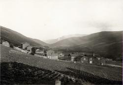 Harildstad, Heida, Sel, Oppland. Åkerlandskap rundt gården.