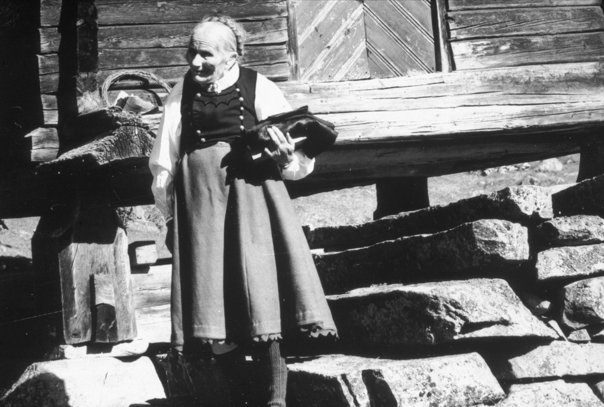 Åse Roe (1874-1968), fra Tinn i Telemark, 1962. Her i trøye, stakk og omslagsoverliv.