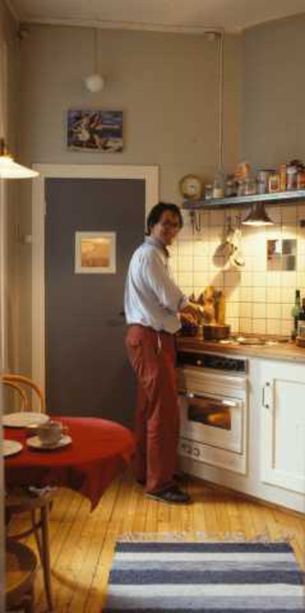 Mann ved kjøkkenbenken i kjøkkenet i hjørneleiligheten i 2. etg. i Wessels gate 15, Oslo, 1984