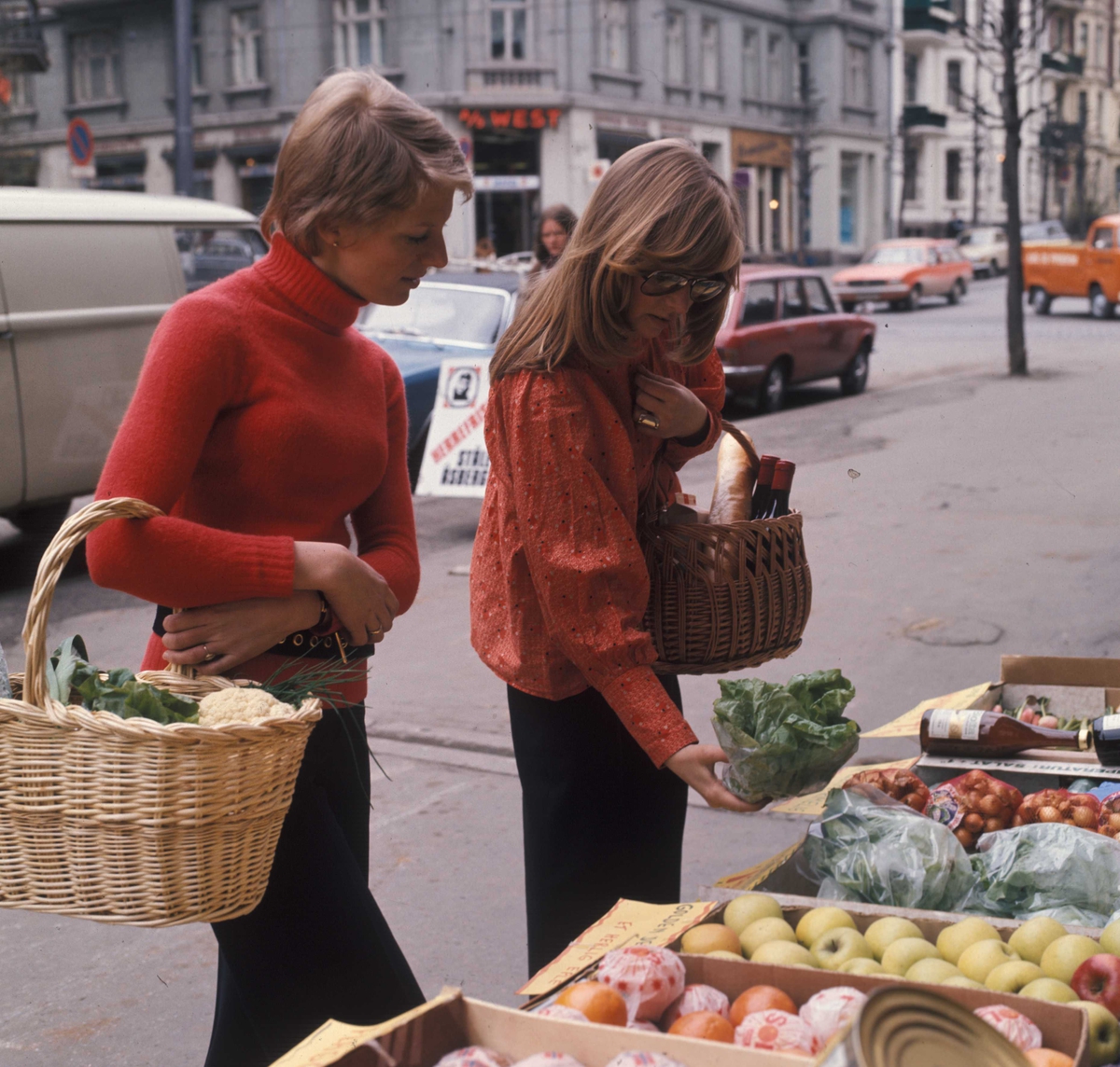 To kvinner handler grønnsaker med handlekurver i tre. Nye Bonytt 1973-7. 
