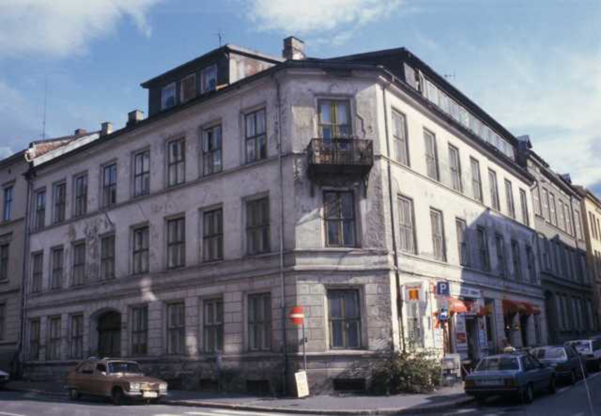 Fra Wessels gate 15 på Meyerløkka i Oslo, 1984. Bygningen står i dag på Norsk Folkemuseum, som bygning nummer 234.
