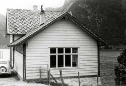 Sværefjord, Balestrand, Sogn og Fjordane. Skolehus og lærerb