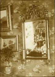 Forgylt speil med marmorsøyler, Nyheim, Herøy, Møre og Romsd