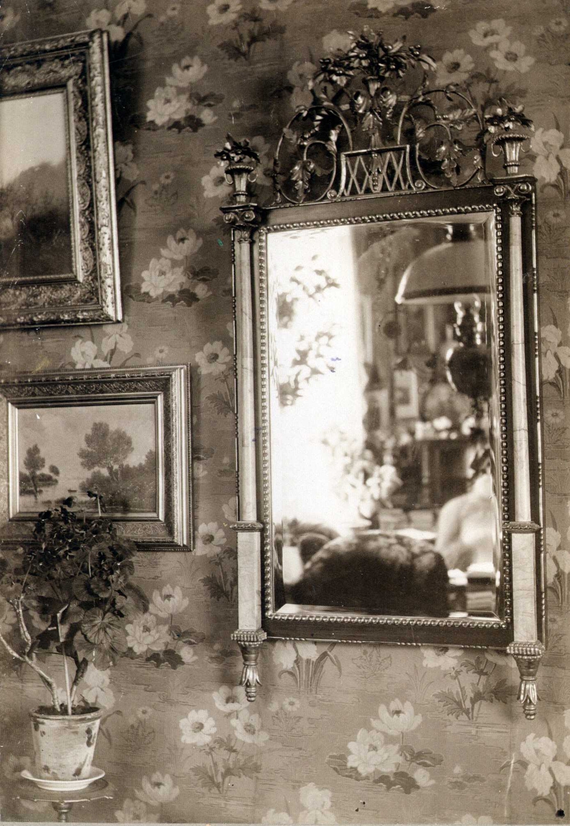 Forgylt speil med søyler i alabast, Nyheim, Herøy, Nordland. Fotografert 1905. Tapet i bakgrunnen.