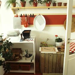 Plass til matlaging på balkong i boligblokk. Illustrasjonsbi