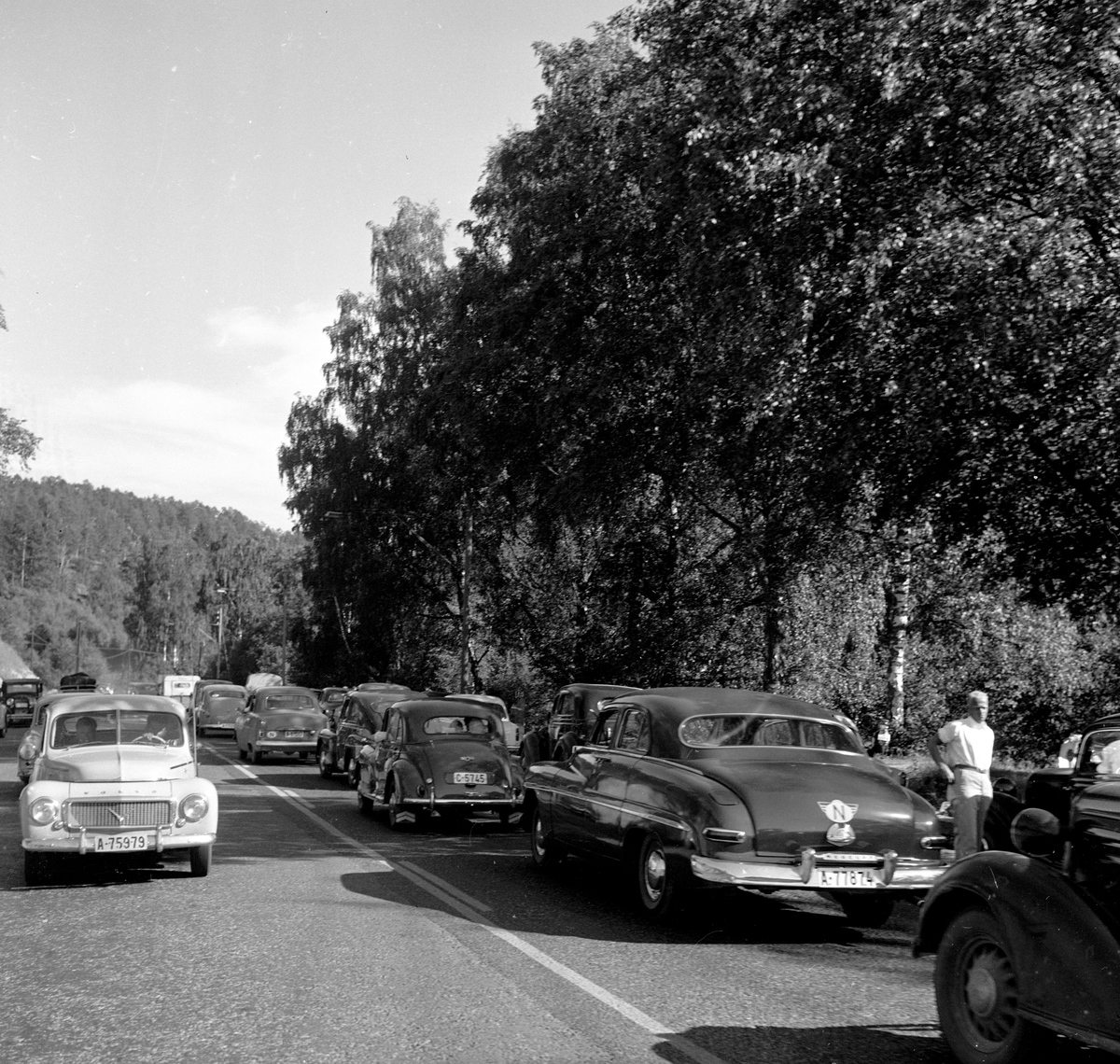 Bilkø i begge felt på Riksvei 1. Fotografert 7. juli 1958.