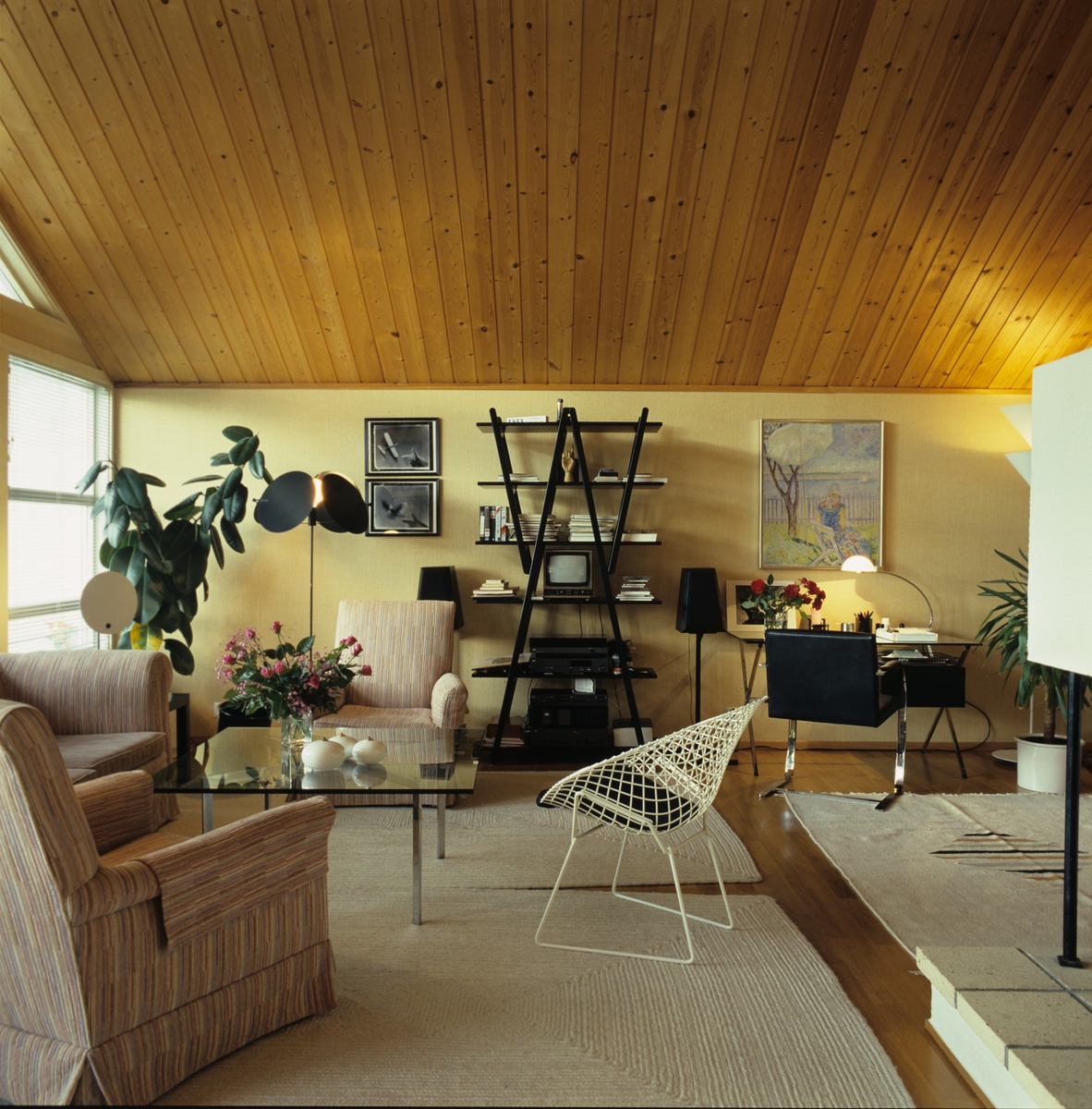Stue møblert med en blanding av nytt og gammelt, i kjedet hus bygget i 1982 på Slemdal i Oslo. Arkitekt Christian Malon. Illustrasjonsbilde fra Bonytt 1986.