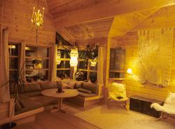 Sofagruppe, veggteppe, hjørneskap, stoler og bord i et hus i