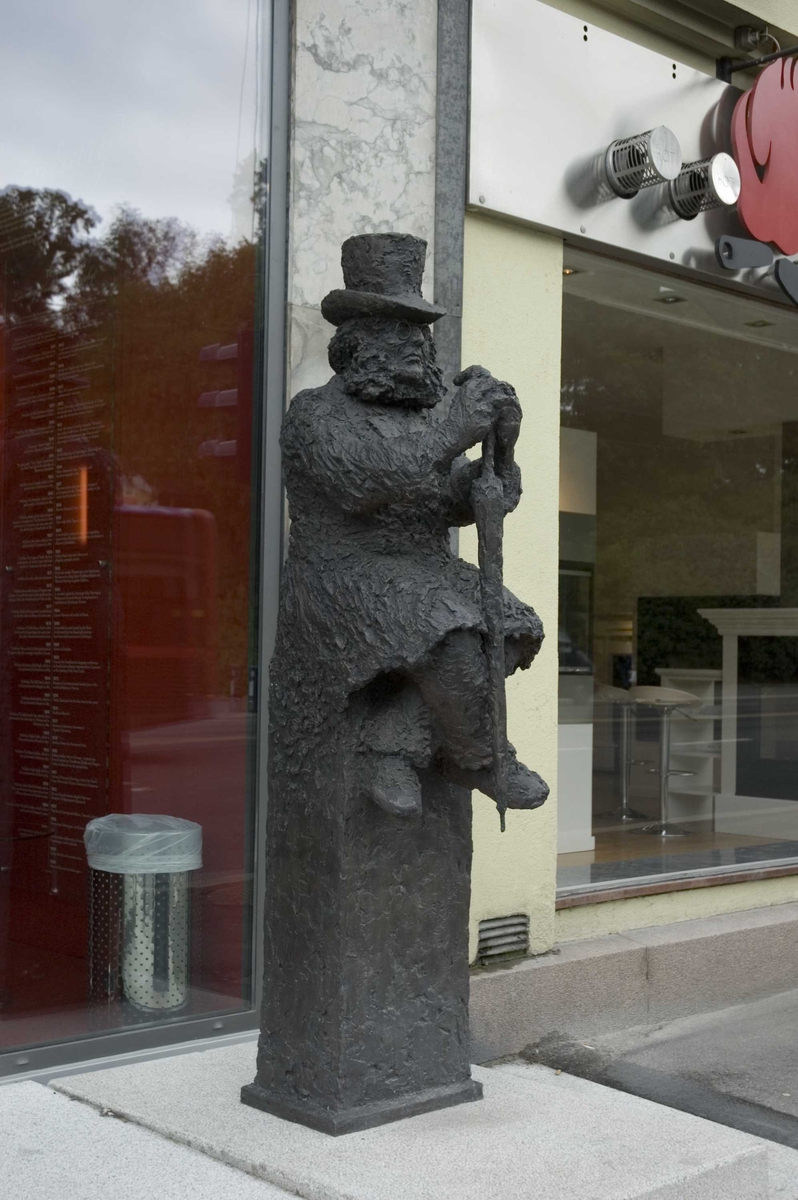 Nina Sundbyes skulptur av Henrik Ibsen utenfor Ibsenmuseet i Oslo.