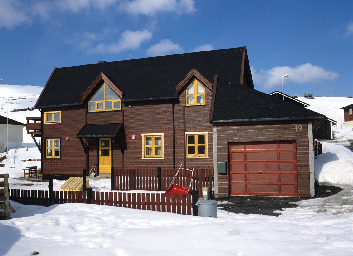 Fuglenesdalen, Hammerfest, boligfeltet er planlagt som en tett samlet husgruppe på vidda, spesialtegnet, garasjen ligger i vinkel på huset og små gjerder hindrer snøen i å fokke seg, illustrasjonsbilde fra Nye Bonytt 1988.