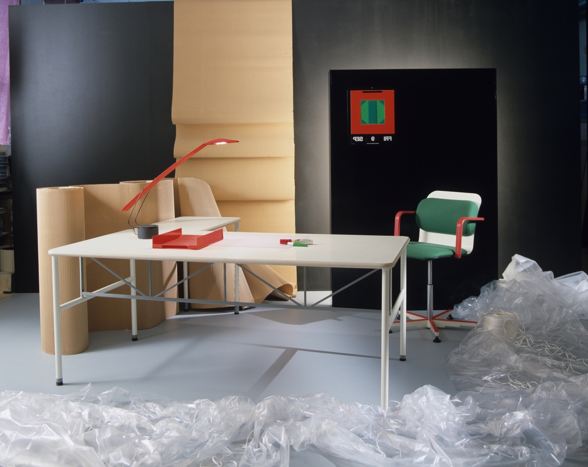 Hjemmekontoret, også kalt "Det enkle kontoret", skrivebord i hvitt, rødlampe og fargerik stol, illustrasjonsbilde fra Nye Bonytt 1988.