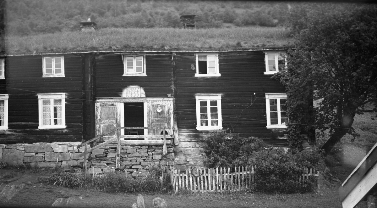 Våningshus, Nyhus, Lønset, Oppdal, Sør-Trøndelag. Inngangsparti merket 1822. Fotografert 1936. 
