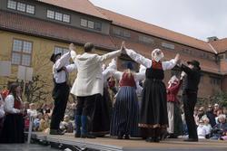 Bunadsdagen. Ringdans på scene på Torget. Norsk Folkemuseum,