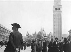 Marcuspladsen i Venedig med den gjenopbyggede Kampanila. Mar