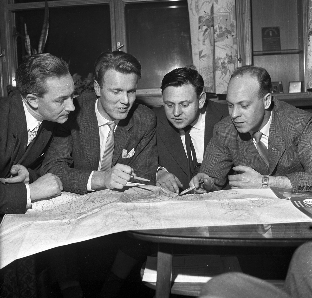 De norske deltagerne Thorbjørn Berntsen, Jan Kolstad, Kjell Gudim og Carl F. Karland i Rally Monte Carlo. Fotografert januar 1960.