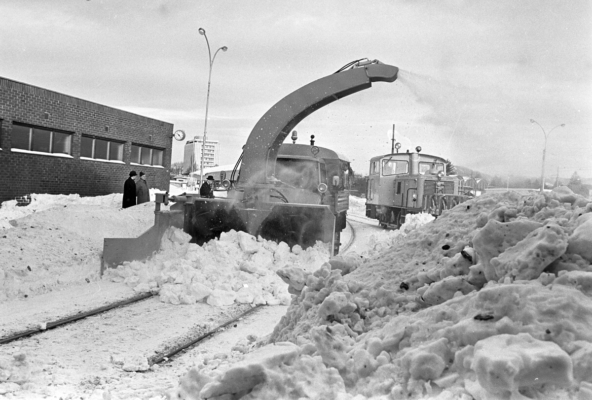 Serie. Oslo Sporveier har fått ny snøfreser. Fotografert februar 1967.

