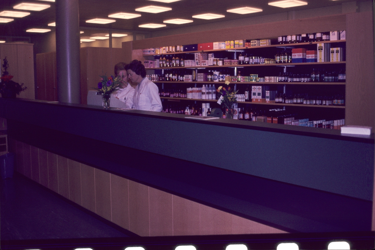 To ansatte bak skranken på Økern apotek i Oslo.
